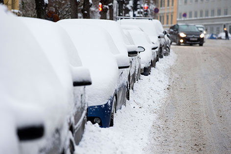 Schneebedeckte Autos in Oslo