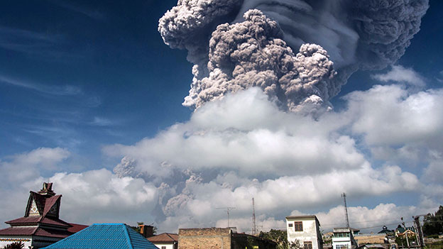 Rauchwolke über Häuserdächern in Indonesien