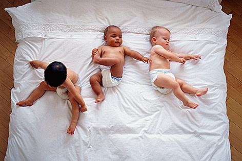 Drei Babys in Windeln