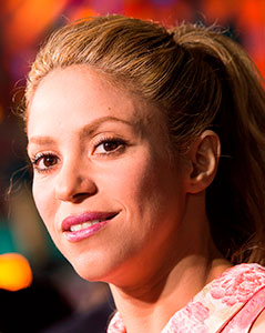 Shakira lächelt