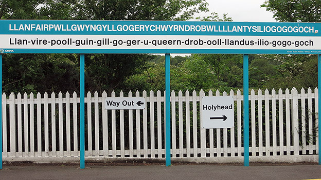 Das Schild des Bahnhofs von Llanfairpwllgwyngyllgogerychwyrndrobwllllantysiliogogogoch in Wales