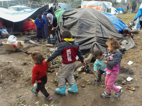Kinder in einem Flüchtlingscamp auf der griechischen Insel Lesbos