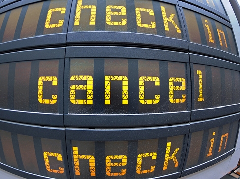 Anzeigetafel an einem Flughafen mit der Auskunft "canceled"
