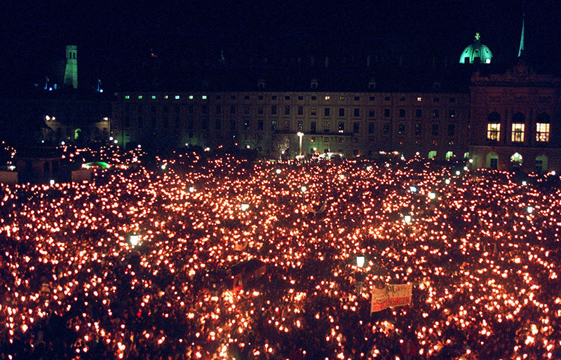 Das "Lichtermeer" am 23. Jänner 1993 auf dem Heldenplatz