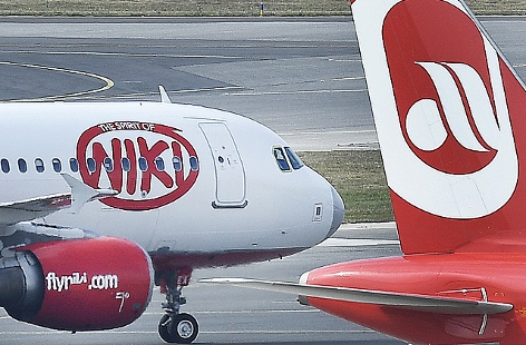 Eine Maschine der Fluggesellschaft "Niki" und der Air Berlin am Flughafen Wien-Schwechat