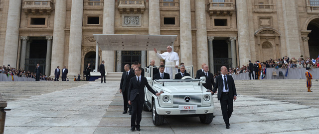 Papst mit Papamobil