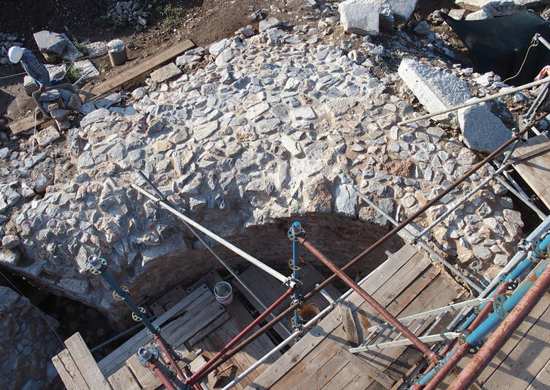 Der Domitiansbrunnen in Ephesos während der Restaurierungsarbeiten 2015/16