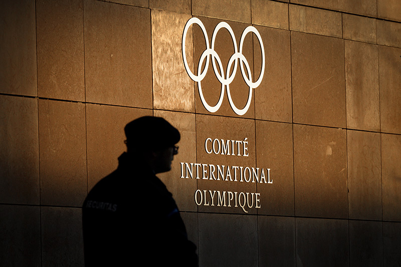 Silhouette eines Mannes vor dem hauptquartier des Internationalen Olympischen Komitees