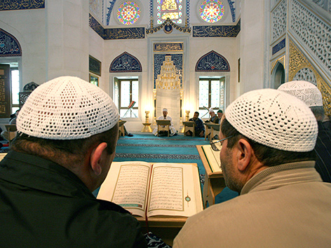 Gebet in der Sehitlik-Moschee am Columbiadamm in Berlin am "Tag der offenen Moschee"