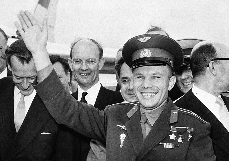 Juri Gagarin in Uniform, lächlend und winkend