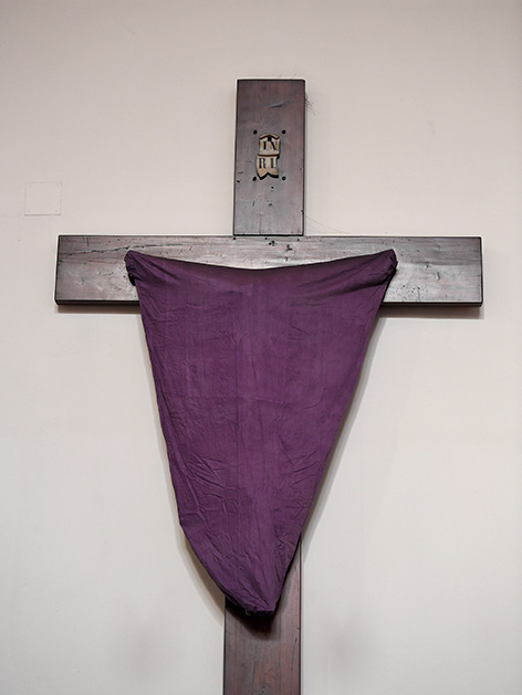 Verhängtes Kreuz am Karfreitag  in einer Wiener Kirche