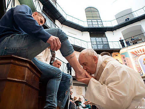 Papst Franziskus wäscht Gefangenen die Füße (Gründonnerstag)