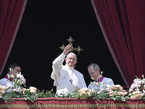 Papst Franziskus erteilt den Ostersegen im Jahr 2017