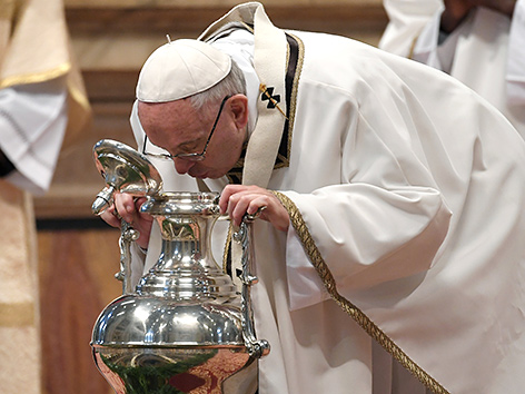 Papst Franziskus weiht die heiligen Öle in der Chrisammesse