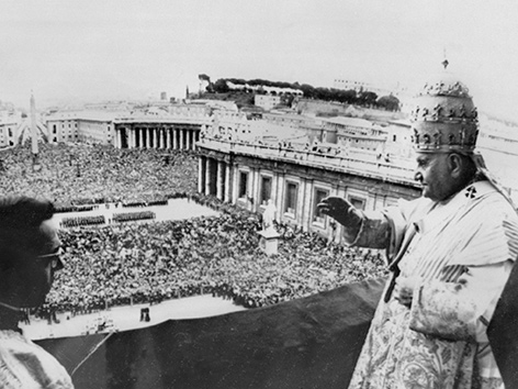 Papst Johannes XXIII. bei der Erteilung des Ostersegens im Jahr 1962