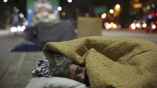Obdachloser schläft auf Straße