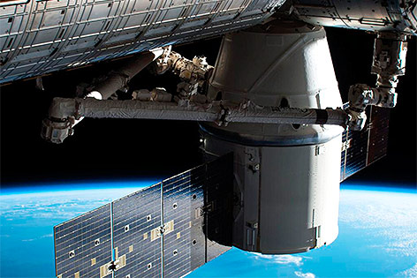 Raumfrachter „Dragon“ hat an Raumstation ISS angedockt
