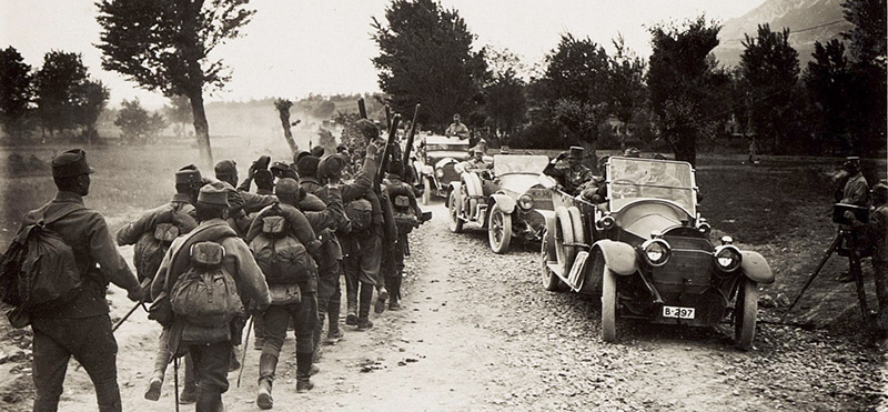 Kaiser Karl im Auto neben marschierenden Soldaten