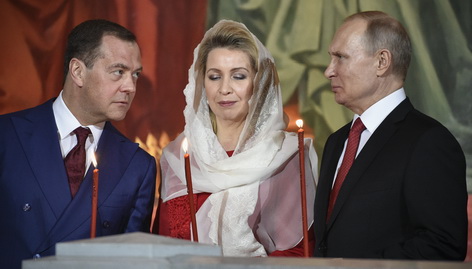 Premier Minister Dmitry Medvedev mit Frau Svetlana und Vladimir Putin