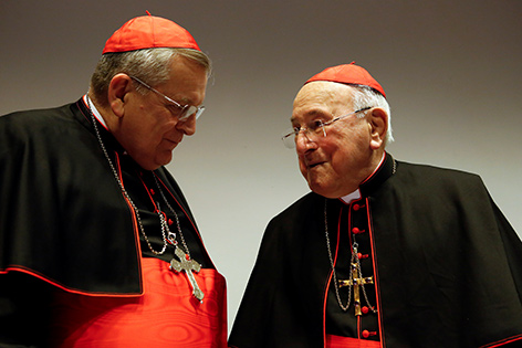 Kardinal Walter Brandmüller (links) und Kardinal Raymond Burke (rechts)