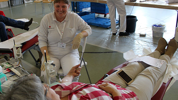 Sabine Schierhuber beim Blutspenden