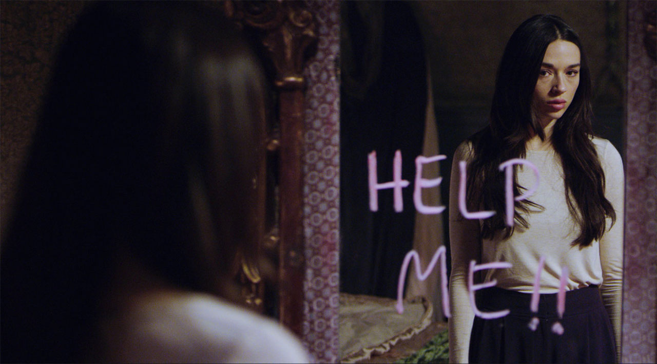 Eine Frau schaut in einen Spiegel. Darauf steht: "Help me!"