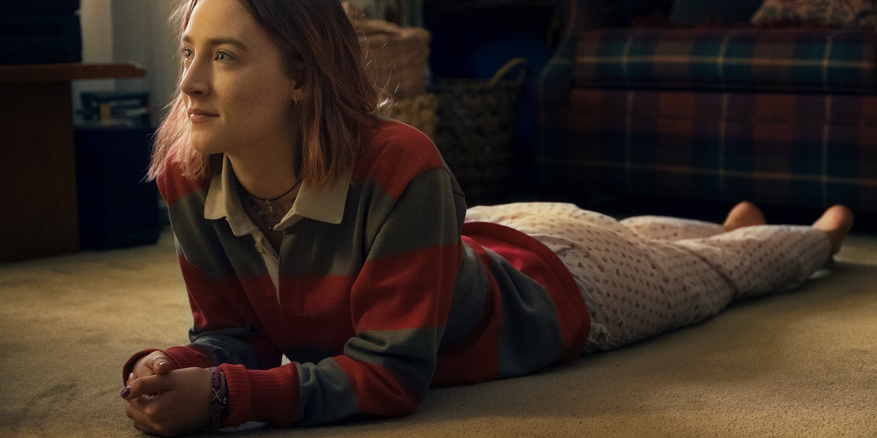 Saoirse Ronan in Lady Bird: Auf dem Bauch liegend im Jugendzimmer