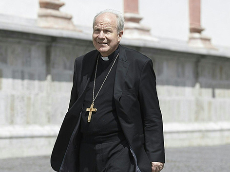 Kardinal Christoph Schönborn gehend
