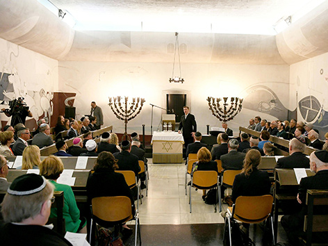 Innenansicht beim Festakt zum 50-Jahr-Jubiläum der Wiedererrichtung der Linzer Synagoge, 26. April 2018 in Linz