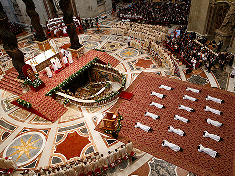 Priesterweihe in der Peterskirche