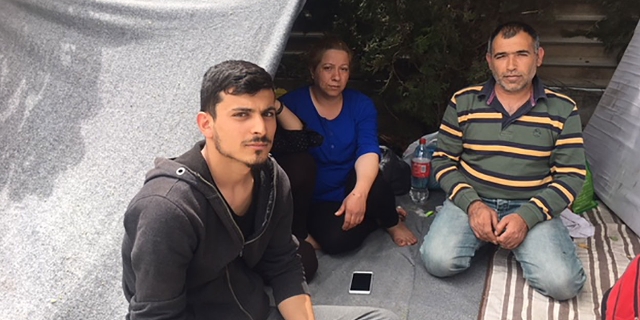 Familie von Afrin vor dem Lager Elaionas
