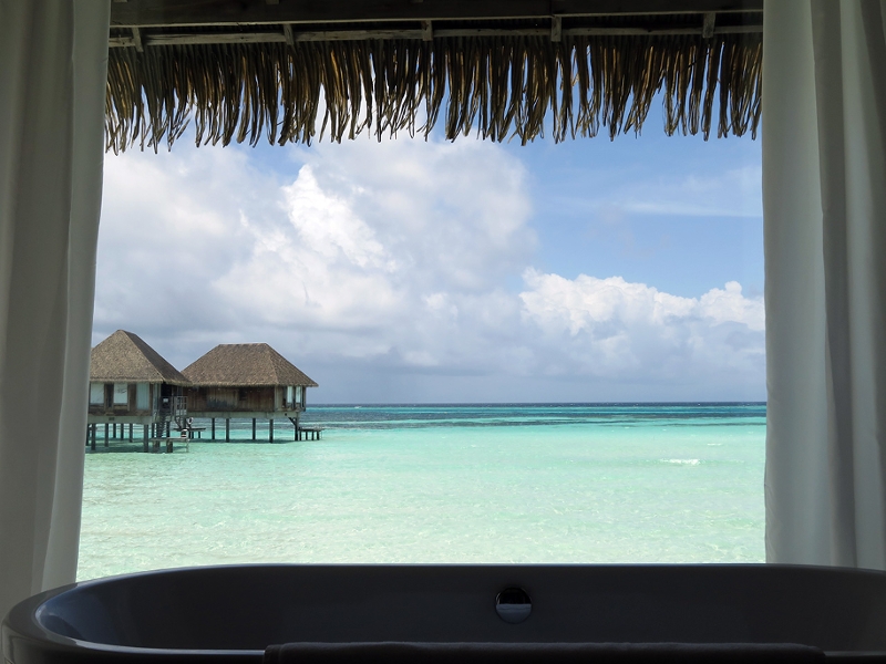 Malediven: Badewanne mit Blick auf den Strand