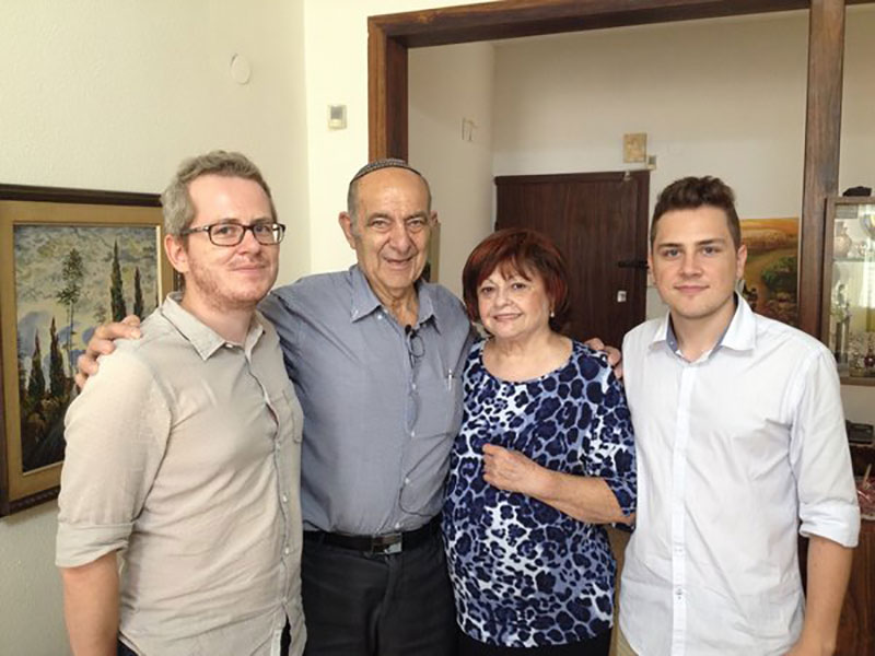 Hans (r.) und Tobias Hochstöger besuchen den Überlebenden Yakov Schwartz und seine Frau Elisheva in Israel