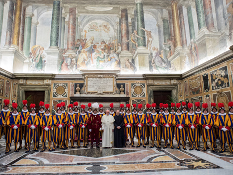 Papst mit Schweizer Garde