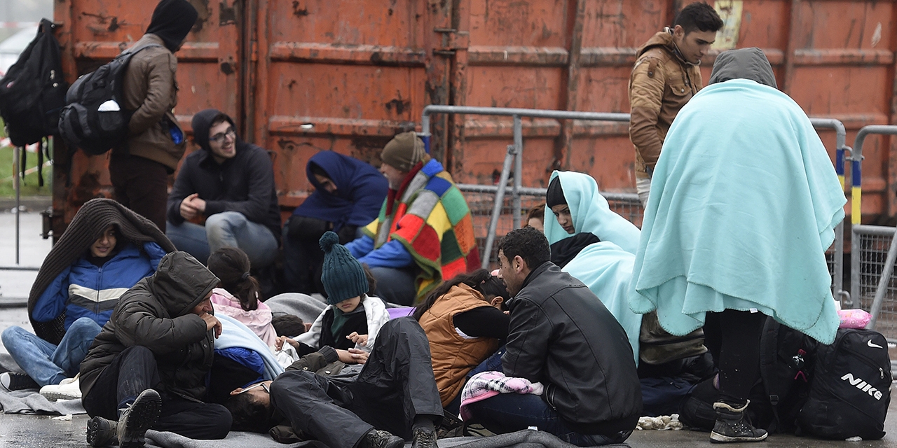 Flüchtlinge warten auf ihre Weiterfahrt aufgenommen