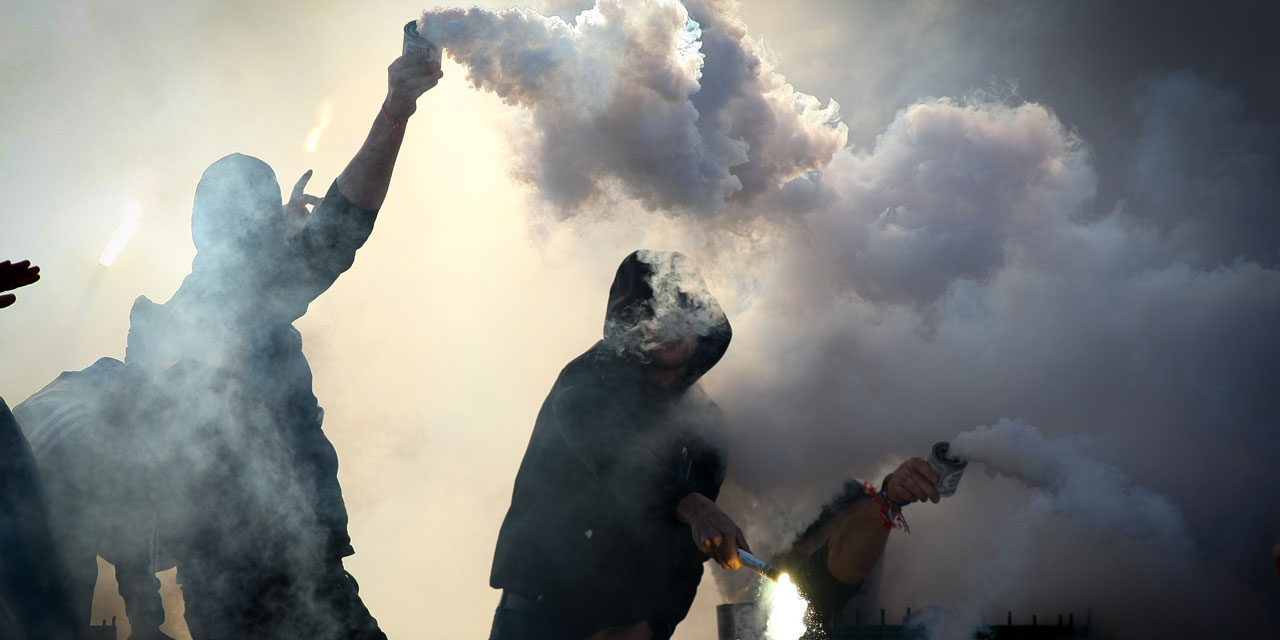 Fußball Hooligans mit Pyro in Bulgarien