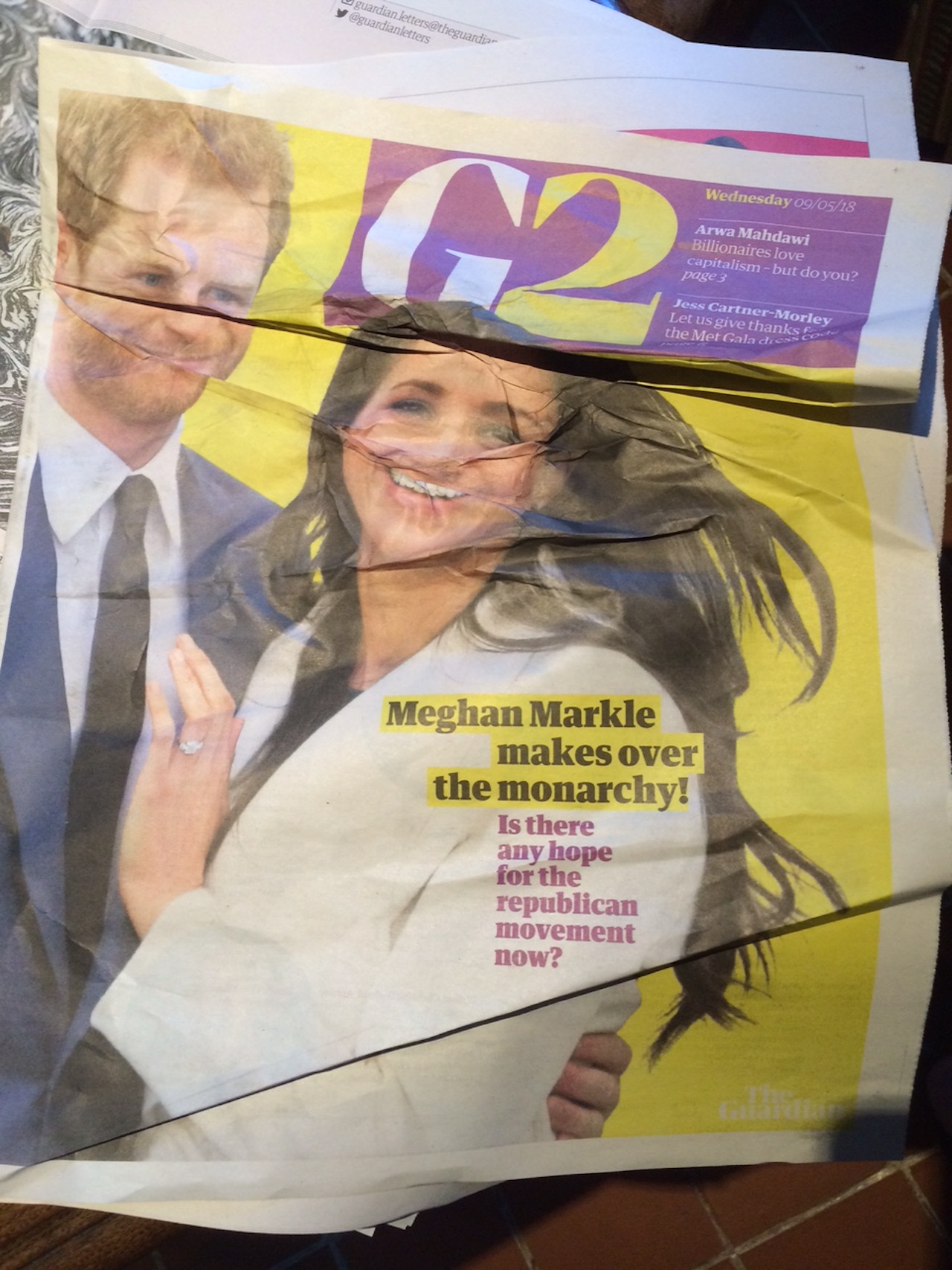 Titelblatt der Guardian-Beilage mit Meg und Harry auf dem zerknitterten Cover