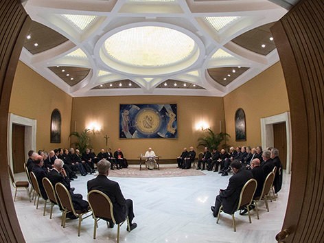 Papst Franziskus im Kreis mit Bischöfen aus Chile