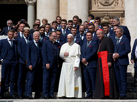 Papst Franziskus, Kardinal Schönborn und der Sportklub Rapid