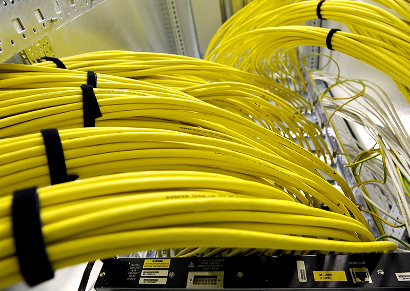 Kabelstränge an einem Server im Rechenzentrum.