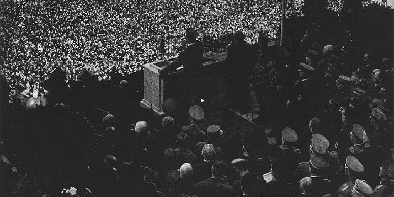 Menschenmenge auf dem Wiener Heldenplatz, 15. März 1938