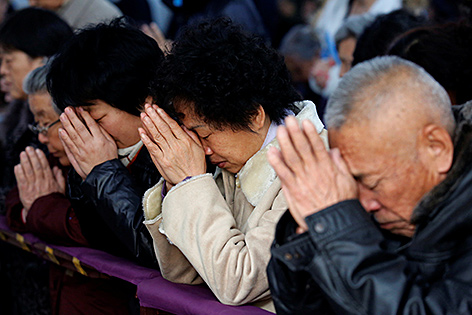 Gläubige betend in Tianjin bei einer Messe