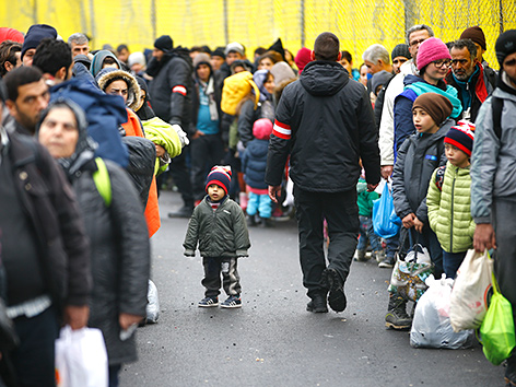 Flüchtlinge warten am Grenzübergang von Slowenien nach Spielfeld, Februar 2016