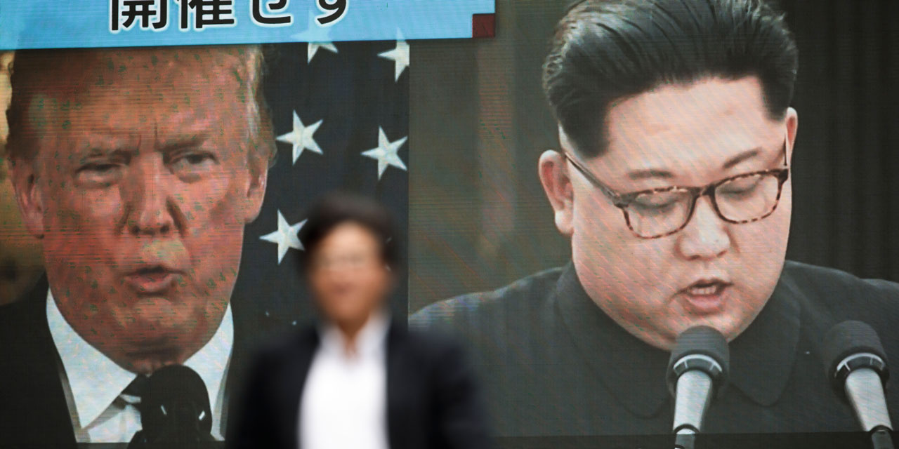Trump und Kim auf einem riesigen Bildschirm in Tokyo