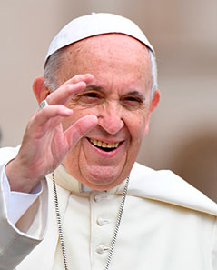 Papst Franziskus winkt