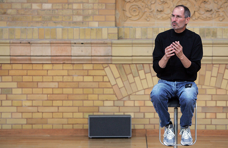 Steve Jobs in Jeans bei einer Pressekonferenz