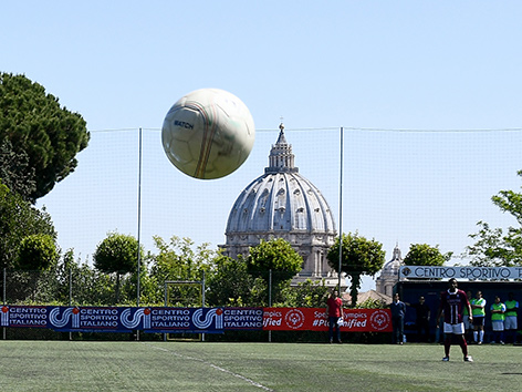 Der Sportplatz Pio XI. mit dem Petersdom im Hintergrund