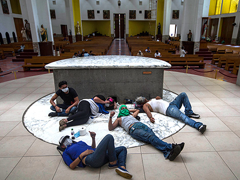 Menschen nehmen Zuflucht in der Kathedrale in Managua, Nicaragua