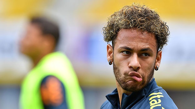 Neymar verzieht seinen Mund beim Training in Wien