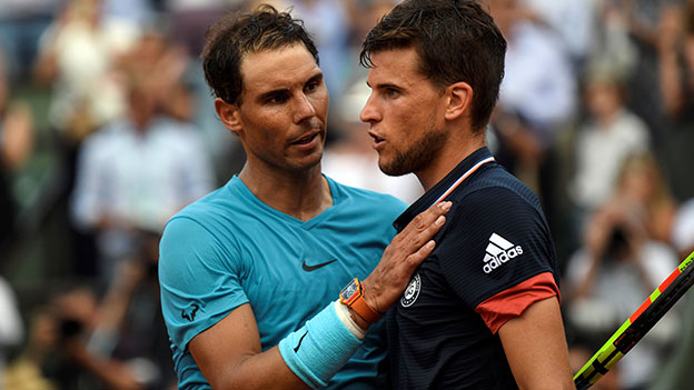 Nach der Finalniederlage tröstet Sieger Rafael Nadal seinen Gegner Dominic Thiem bei den French Open in Paris